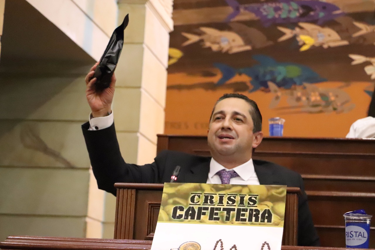 Debate sobre el sector cafetero y su lucha por sobrevivir.